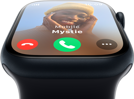 שיחה נכנסת ב‑Apple Watch SE, לצד אוזניות AirPods