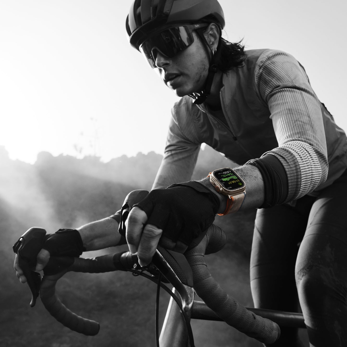 Apple_Watch_Ultra_2_LTE_49mm_Titanium_Indigo_Alpine_Loop_PDP_Image_Position-5__en-US