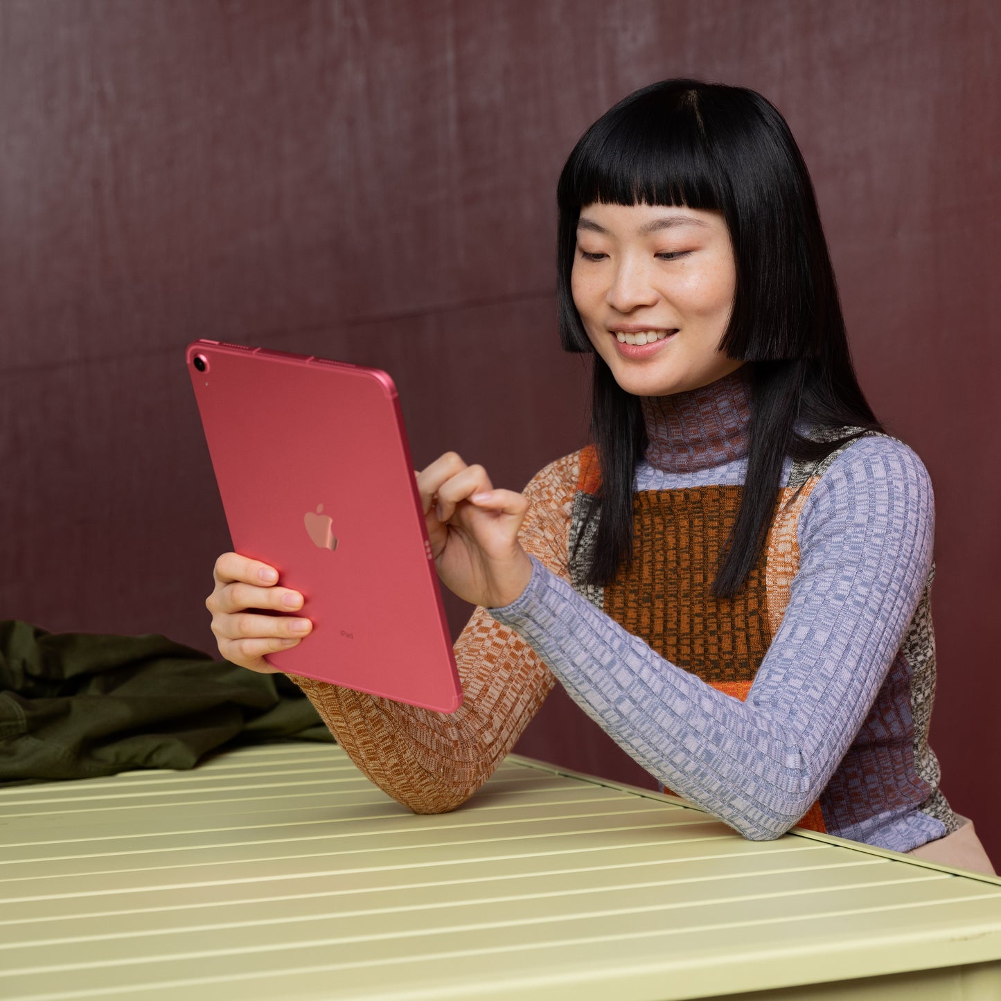 iPad_10th_generation_Cellular_Pink_PDP_Image_Fall23_Position-6__en-US
