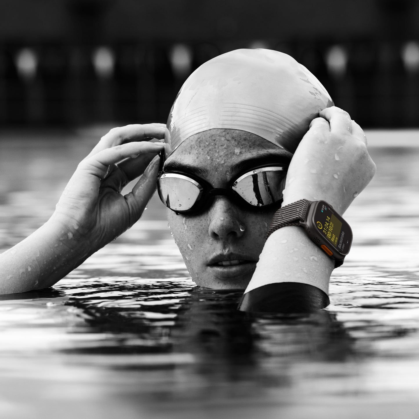 Apple_Watch_Ultra_2_49mm_Natural_Titanium_Ocean_Band_Navy_PDP_Image_Position_8__en-US