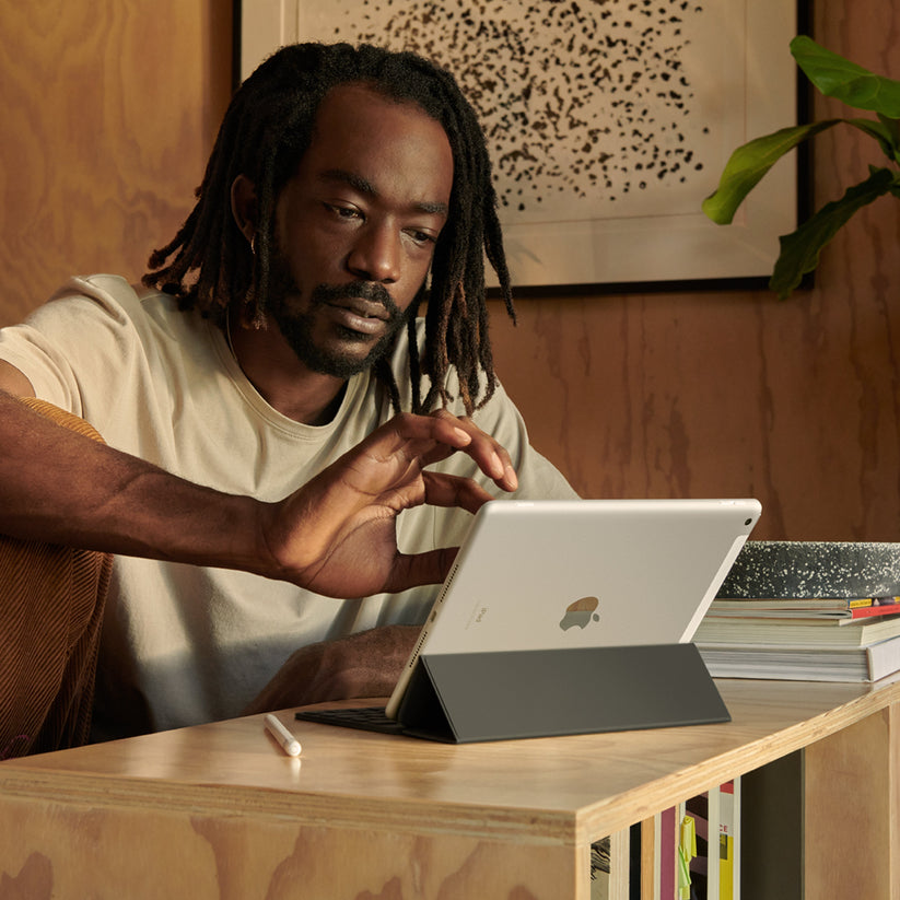 iPad_9th_generation_Cellular_Silver_PDP_Image_Position-6__en-US