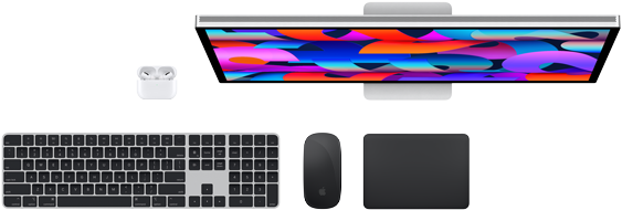 Vista superior de los AirPods, Studio Display, Magic Keyboard, Magic Mouse y Magic Trackpad