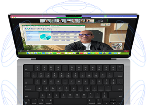 MacBook Pro rodeada de ilustraciones de círculos azules para sugerir la sensación 3D de audio espacial: en la pantalla, una persona usa la función Superposición del presentador en una reunión de video de Zoom para aparecer frente al contenido que está presentando