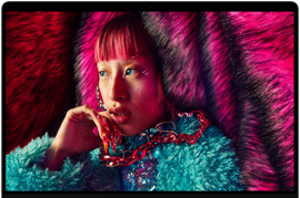 Una colorida fotografía de retrato muestra la claridad de la pantalla Liquid Retina XDR
